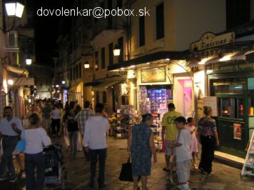 Uličky vo večernom Corfu Town